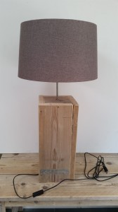 Vloerlamp, schemerlamp gebruikt steigerhout