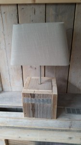 Vloerlamp, schemerlamp gebruikt steigerhout