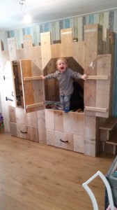 Kinderbed kasteel gebruikt steigerhout