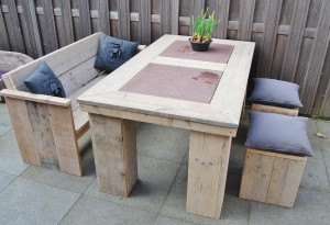 Tuinset, tafel, bank, poefjes gebruikt steigerhout