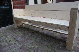 Tuinbank met brede leuning steigerhout
