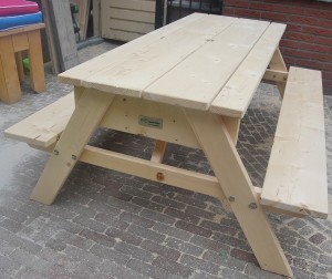 Picknicktafel met zand en watertafel steigerhout Picknicktafel met zand en watertafel steigerhout